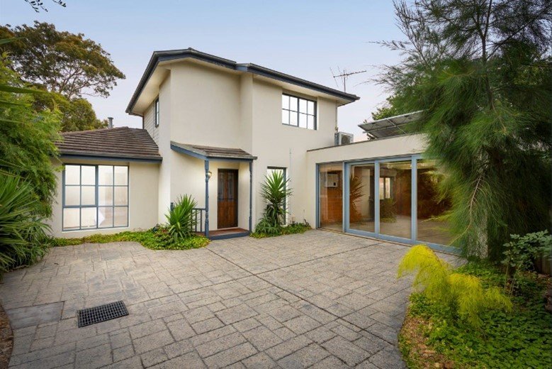 A Back-Lot Townhouse Comes in a Winner